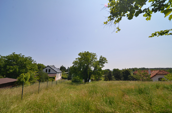 detail pozemku pohled ze severu - Prodej pozemku 1550 m², Praha 5 - Lochkov