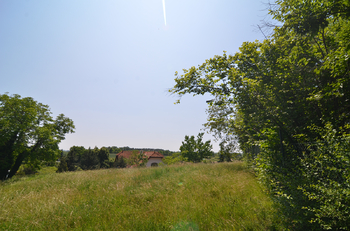 detail pozemku pohled z východu - Prodej pozemku 1550 m², Praha 5 - Lochkov