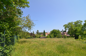 detail pozemku pohled ze západu - Prodej pozemku 1550 m², Praha 5 - Lochkov