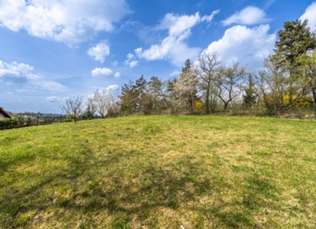 pohled od jihovýchodu  - Prodej pozemku 1550 m², Praha 5 - Lochkov
