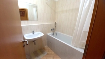 Koupelna s vanou - Pronájem bytu 2+kk v osobním vlastnictví 81 m², Praha 7 - Holešovice