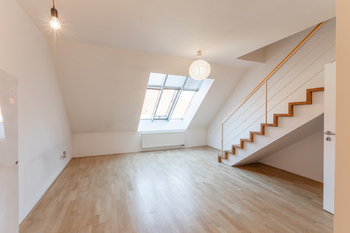 Obývací pokoj s kuchyňským koutem - Prodej bytu 2+kk v osobním vlastnictví 72 m², Praha 3 - Vinohrady