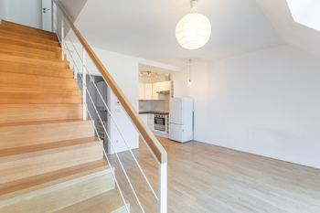 Obývací pokoj s kuchyňským koutem - Prodej bytu 2+kk v osobním vlastnictví 72 m², Praha 3 - Vinohrady