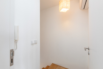 Nahoře na schodišti - Prodej bytu 2+kk v osobním vlastnictví 72 m², Praha 3 - Vinohrady