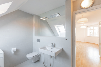 Koupelna v patře - Prodej bytu 2+kk v osobním vlastnictví 72 m², Praha 3 - Vinohrady