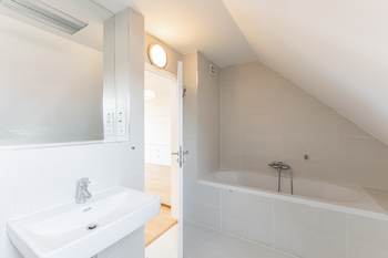 Koupelna v patře - Prodej bytu 2+kk v osobním vlastnictví 72 m², Praha 3 - Vinohrady