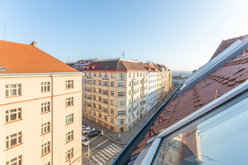 Výhled z obývacího pokoje - Prodej bytu 2+kk v osobním vlastnictví 72 m², Praha 3 - Vinohrady