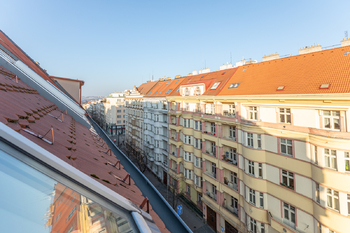 Výhled z obývacího pokoje - Prodej bytu 2+kk v osobním vlastnictví 72 m², Praha 3 - Vinohrady