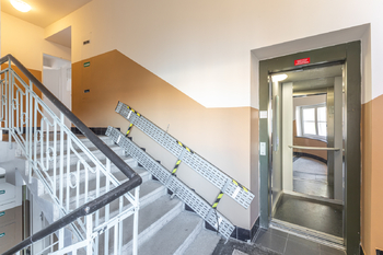 Výtah, vstup do bytu nad schody - Prodej bytu 2+kk v osobním vlastnictví 72 m², Praha 3 - Vinohrady