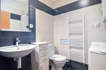 Koupelna - Prodej bytu 1+kk v osobním vlastnictví 40 m², Břeclav