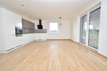 Obývací pokoj s kuchyňským a jídelním koutem. - Pronájem bytu 2+kk v osobním vlastnictví 63 m², Čelákovice