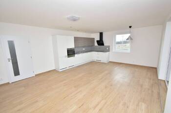 Obývací pokoj s kuchyňským a jídelním koutem. - Pronájem bytu 2+kk v osobním vlastnictví 63 m², Čelákovice