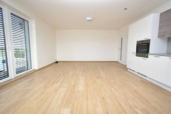 Obývací pokoj s kuchyňským a jídelním koutem. - Pronájem bytu 2+kk v osobním vlastnictví 63 m², Čelákovice