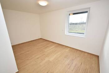 Ložnice s výhledem do zahrady. - Pronájem bytu 2+kk v osobním vlastnictví 63 m², Čelákovice