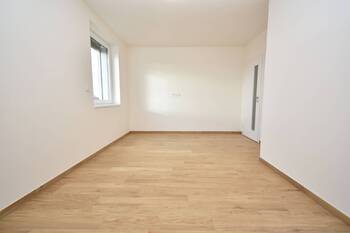 Ložnice s výhledem do zahrady. - Pronájem bytu 2+kk v osobním vlastnictví 63 m², Čelákovice