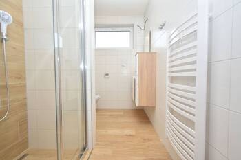 Koupelna se sprchovým koutem, toaletou, umyvadlem a místem na pračku. - Pronájem bytu 2+kk v osobním vlastnictví 63 m², Čelákovice