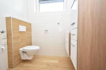 Koupelna se sprchovým koutem, toaletou, umyvadlem a místem na pračku. - Pronájem bytu 2+kk v osobním vlastnictví 63 m², Čelákovice