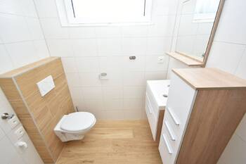 Koupelna se sprchovým koutem, toaletou, umyvadlem a místem na pračku. - Pronájem bytu 2+kk v osobním vlastnictví 63 m², Čelákovice