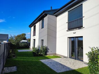 Pohled na dům ze zahrady.  - Pronájem bytu 2+kk v osobním vlastnictví 63 m², Čelákovice