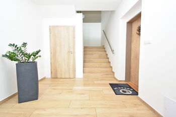 Vstupní chodba.  - Pronájem bytu 2+kk v osobním vlastnictví 63 m², Čelákovice