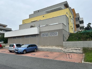 Parkovací místo - Pronájem bytu 2+kk v osobním vlastnictví 63 m², Praha 10 - Dubeč