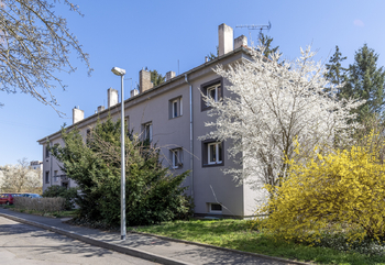 Dům před začátkem projektu s nástavbou - Prodej bytu 2+1 v družstevním vlastnictví 66 m², Praha 4 - Modřany