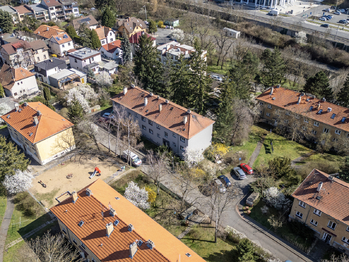 Dům před začátkem projektu s nástavbou - Prodej bytu 2+1 v družstevním vlastnictví 66 m², Praha 4 - Modřany