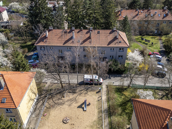 Dům před začátkem projektu s nástavbou - Prodej bytu 2+1 v družstevním vlastnictví 66 m², Praha 4 - Modřany