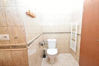 Koupelna s toaletou v patře. - Pronájem bytu 3+kk v osobním vlastnictví 83 m², Praha 9 - Letňany