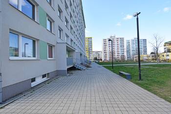 Prostor za domem a hřiště. - Pronájem bytu 3+kk v osobním vlastnictví 83 m², Praha 9 - Letňany