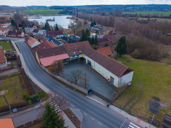 vjezd pro kamiony, parkování, rampa, sklady - Pronájem skladovacích prostor 4394 m², Doksy