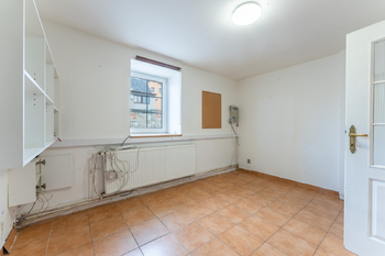 přízemí - kancelář č. 2 - Pronájem skladovacích prostor 4394 m², Doksy