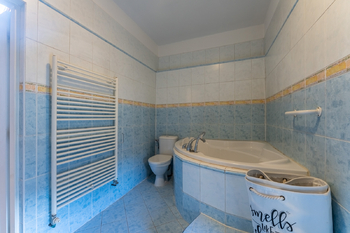 1. patro - koupelna - Pronájem skladovacích prostor 4394 m², Doksy