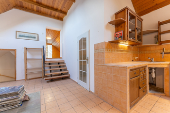 1. patro - prostorný byt s podkrovím - Pronájem skladovacích prostor 4394 m², Doksy