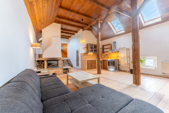 1. patro - společenská místnost s krbem a kuchyní - Pronájem skladovacích prostor 4394 m², Doksy
