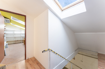 schodiště z 1. patra do dalšího mezipodlaží - Pronájem skladovacích prostor 4394 m², Doksy