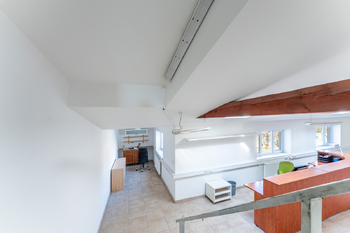 pohled ze skladu do showroomu - Pronájem skladovacích prostor 4394 m², Doksy