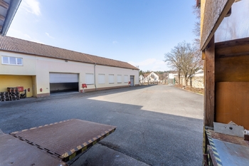 dvůr pro vjezd kamionů - Pronájem skladovacích prostor 4394 m², Doksy