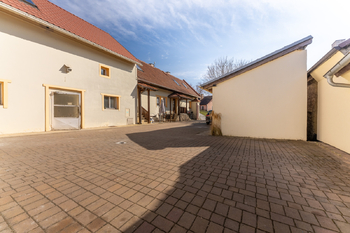 parkovací stání ve dvoře - Pronájem skladovacích prostor 4394 m², Doksy