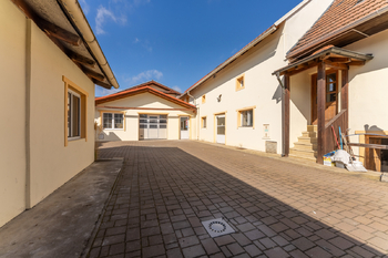uzavřený dvůr - parkování - Pronájem skladovacích prostor 4394 m², Doksy