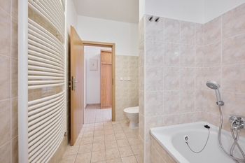 prostorná koupelna - Pronájem bytu 1+kk v osobním vlastnictví 37 m², Praha 5 - Motol