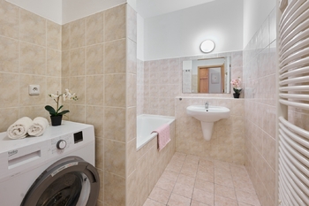prostorná koupelna - Pronájem bytu 1+kk v osobním vlastnictví 37 m², Praha 5 - Motol