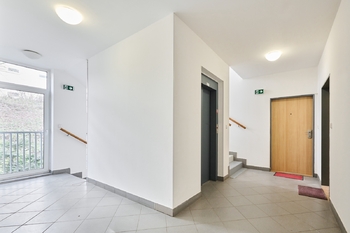 společné prostory - Pronájem bytu 1+kk v osobním vlastnictví 37 m², Praha 5 - Motol