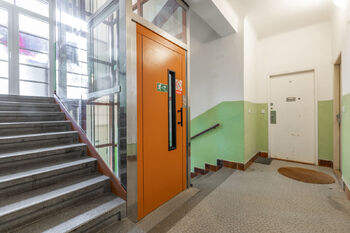 Společná chodba domu - Pronájem bytu 2+kk v osobním vlastnictví 40 m², Praha 4 - Podolí