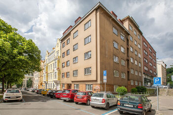 Pohled na dům - Pronájem bytu 2+kk v osobním vlastnictví 40 m², Praha 4 - Podolí