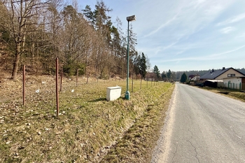 Pohled z komunikace - Prodej pozemku 1425 m², Hrubá Skála