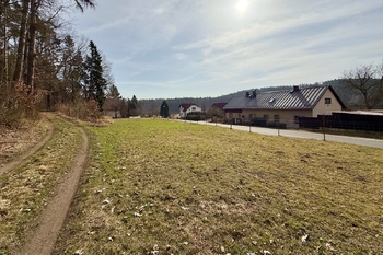 Pohled z lesní cesty - Prodej pozemku 1425 m², Hrubá Skála