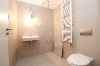 Koupelna - Prodej bytu 1+kk v osobním vlastnictví 38 m², Praha 9 - Vysočany