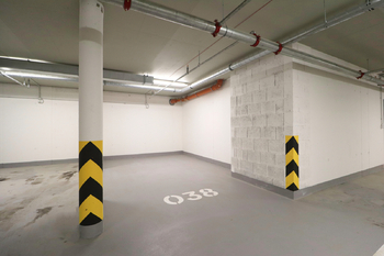 Garážové stání - Prodej bytu 1+kk v osobním vlastnictví 38 m², Praha 9 - Vysočany