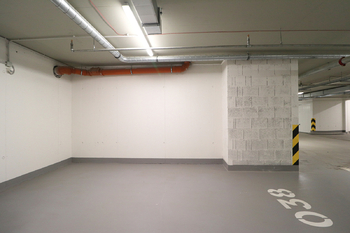 Garážové stání - Prodej bytu 1+kk v osobním vlastnictví 38 m², Praha 9 - Vysočany